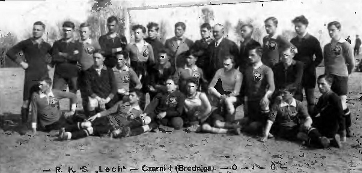 Fot. P. Gałkowski, Lech Rypin (1922-2007), Rypin 2007: Klub Sportowy Lech Rypin w maju 1924 roku zremisował z Czarnymi Brodnica (w ciemnych strojach). Rypińska gazeta wytknęła później brodniczanom nieuczciwość i cwaniactwo