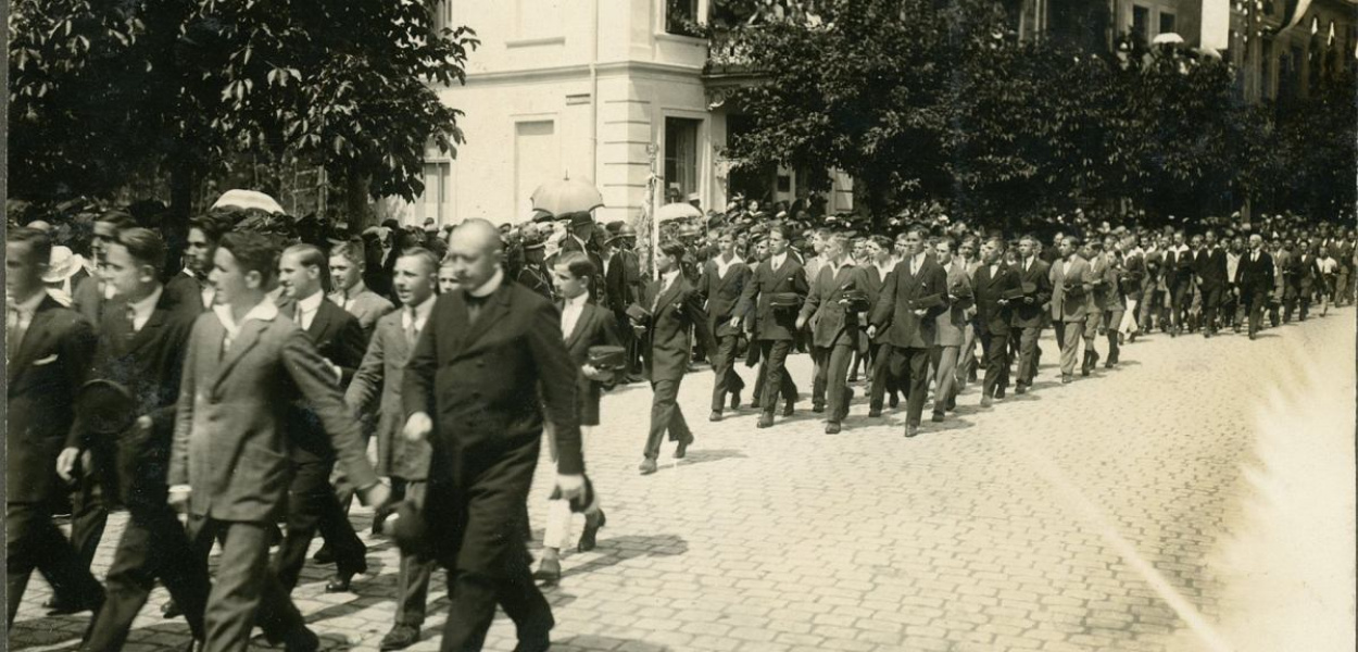 Foto: Archiwum: Po przyjeździe do Brodnicy prezydenta RP Stanisława Wojciechowskiego w roku 1924 w mieście zorganizowano uroczystą defiladę. Na zdjęciu przemarsz uczniów Gimnazjum Męskiego, obok idzie ks. profesor Wagner.