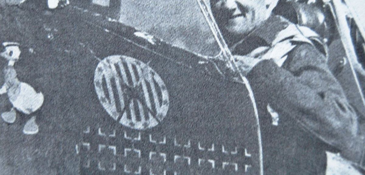 foto: ARCHIWUM: Ppor. Jan Zumbach w kabinie myśliwca Hawker Hurricane, na którym walczył i zwyciężał. Pod kościuszkowskim godłem Dywizjonu 303 widoczne 11 krzyży oznaczających 11 zestrzelonych w tym czasie samolotów niemieckich