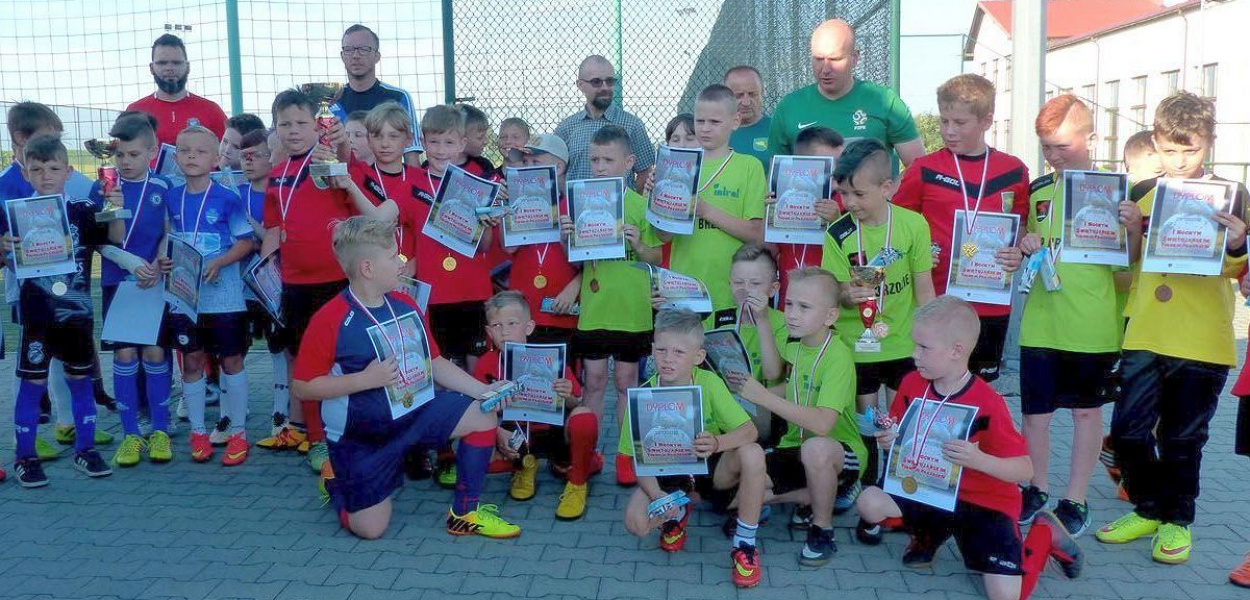 Foto: Bogdan Bolumiński: Pamiątkowe zdjęcie uczestników turniejów młodzieżowych z organizatorami i trenerami.