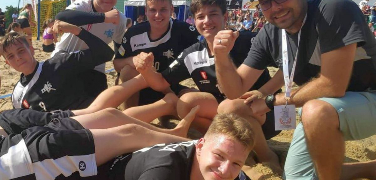 Foto: NADESŁANE: W Koszalinie brązowy medal mistrzostw Polski w plażowej piłce ręcznej zdobyli młodzicy MKS Brodnica. Pogoda i humory dopisywały.