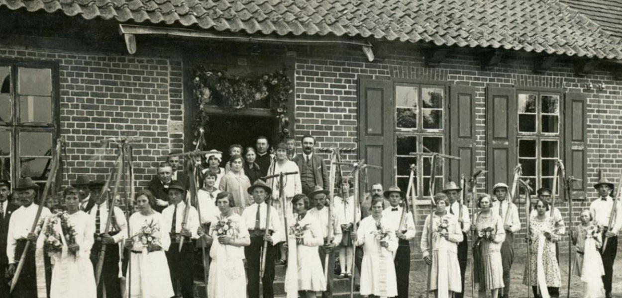 Trzymając się komina, oznajmiał głośnymi krzykami wyzwoliny na parobka