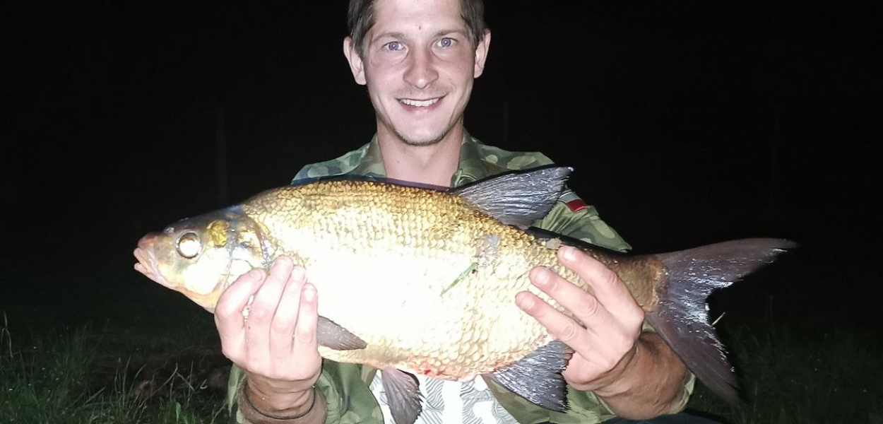 W jeziorze pod Brodnicą złowił leszcza na medal Polskiego Związku Wędkarskiego. "A