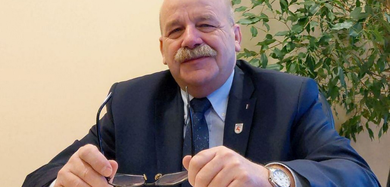 Starosta przez rządy PiS-u zarabia dużo mniej. Dwa razy więcej od niego zarobił dy