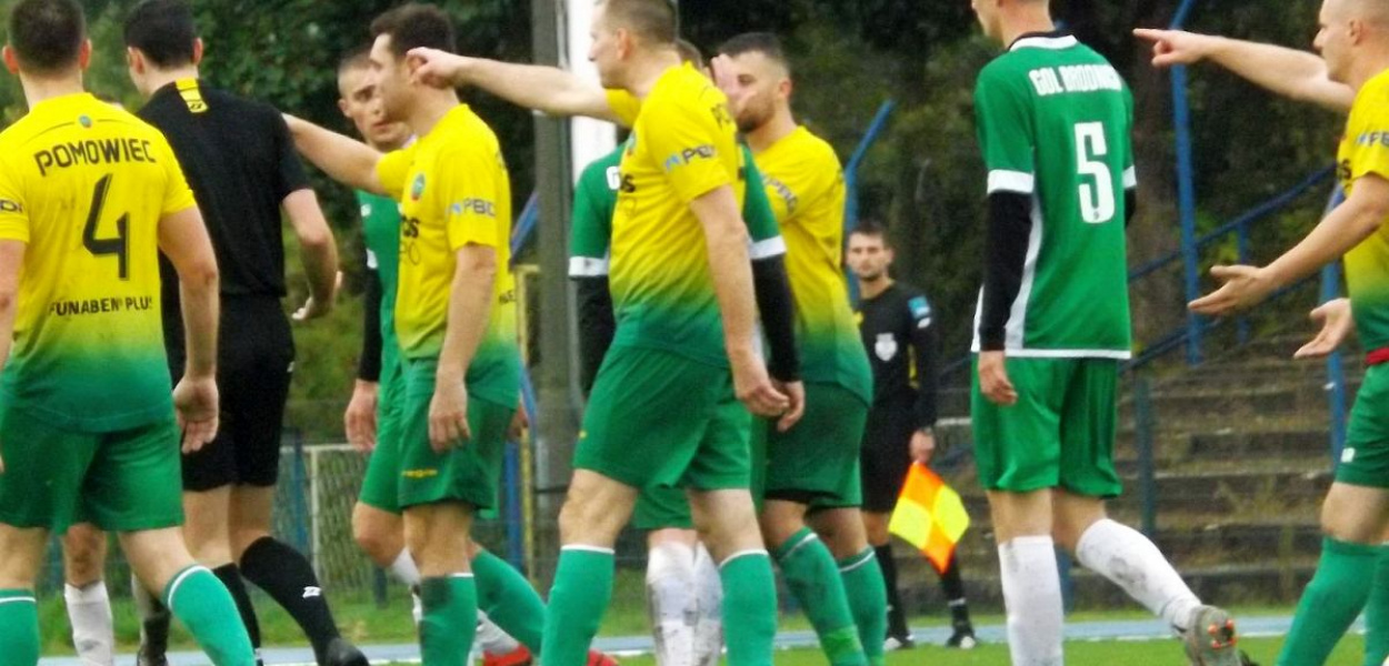 Foto: Krzysztof Cedro: Emocji w meczu na szczycie piłkarskiej B klasy okręgu toruńskiego pomiędzy Golem Brodnica a Pomowcem Kijewo Królewskie nie brakowało