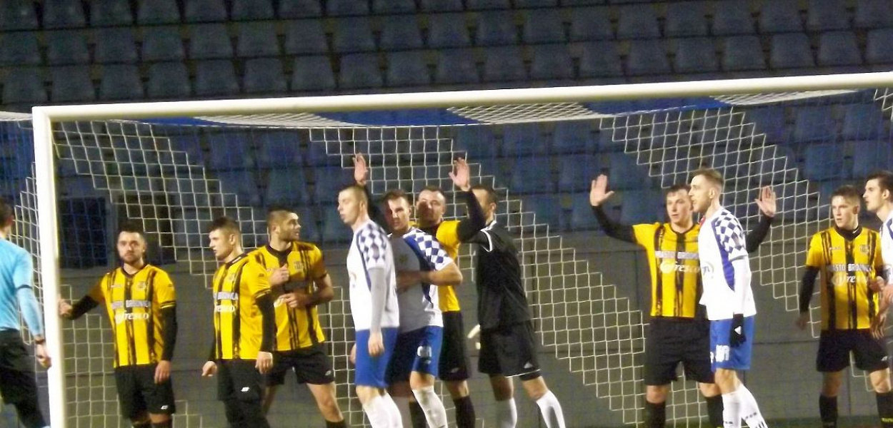 Foto: Krzysztof Cedro: Mecz o mistrzostwo IV ligi kujawsko-pomorskiej we Włocławku dostarczył wielu emocji. Gospodarze zremisowali ze Spartą Brodnica 1:1.