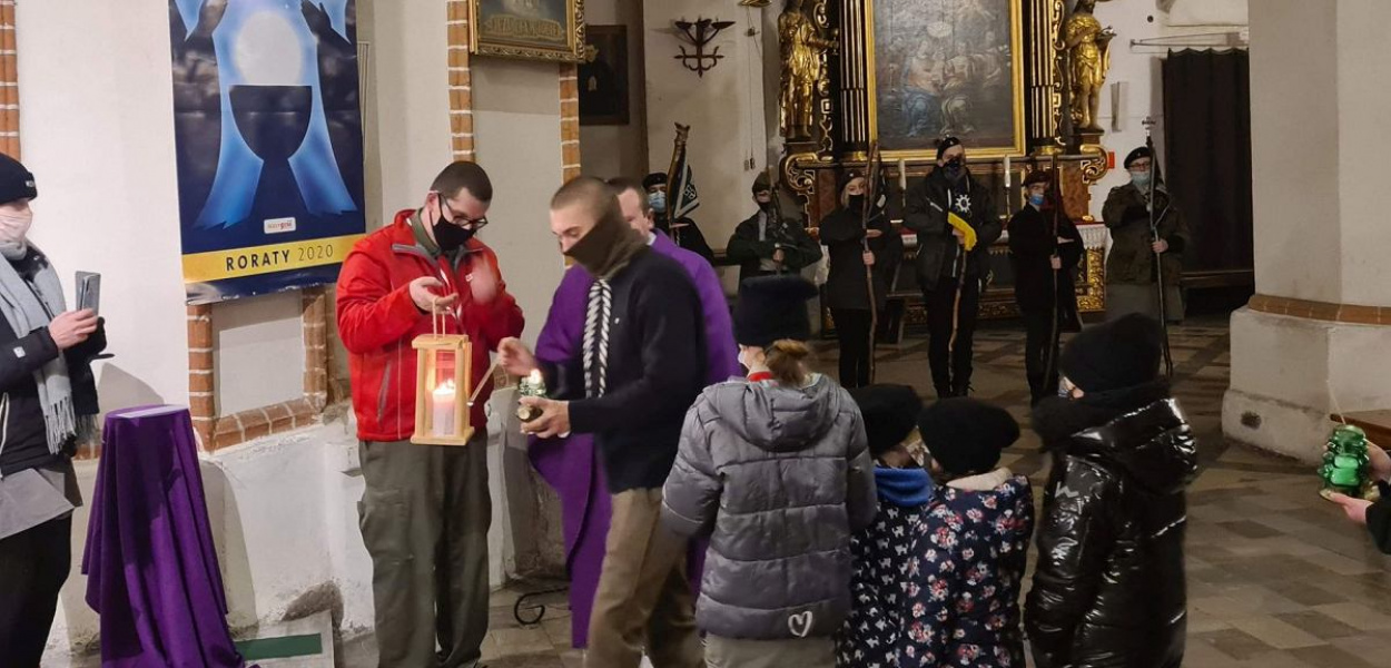 Foto: ZHP BRODNICA: W kościele pw. św. Katarzyny Aleksandryjskiej harcerze podczas uroczystej Mszy Św. wystawili Światło, od którego każdy może odpalić świecę.
