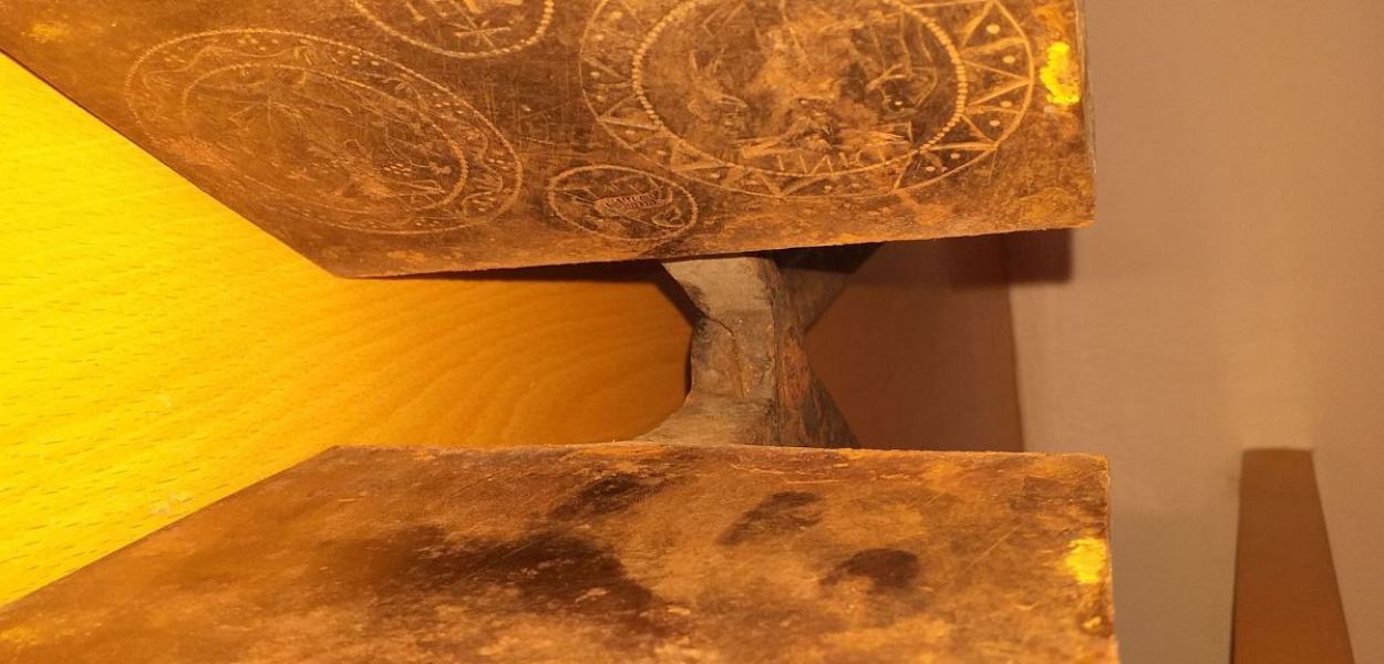 Foto: Radosław Stawski: Szczypce do wypieku 2 hostii i 2 mniejszych opłatków zostały znalezione wśród rupieci gospodarskich. Ogólna ich długość wynosi 72 cm, a rozmiar matrycy płytki 17x11 cm. Czas ich powstania można datować na przełom XIX i XX wieku.