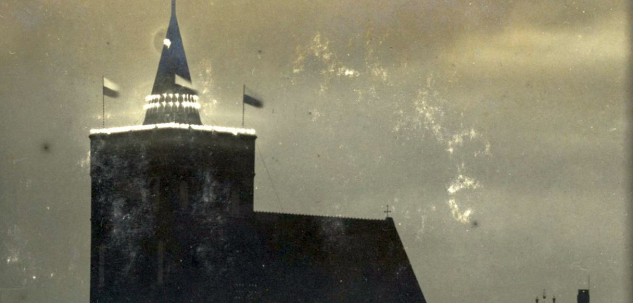 Foto: Archiwum' Archiwalne zdjęcie przestawiające iluminacje szczytu wieży brodnickiej fary w 1927 roku