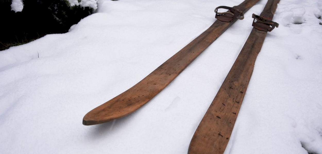 Na takich nartach biegano na Pomorzu na początku XX wieku