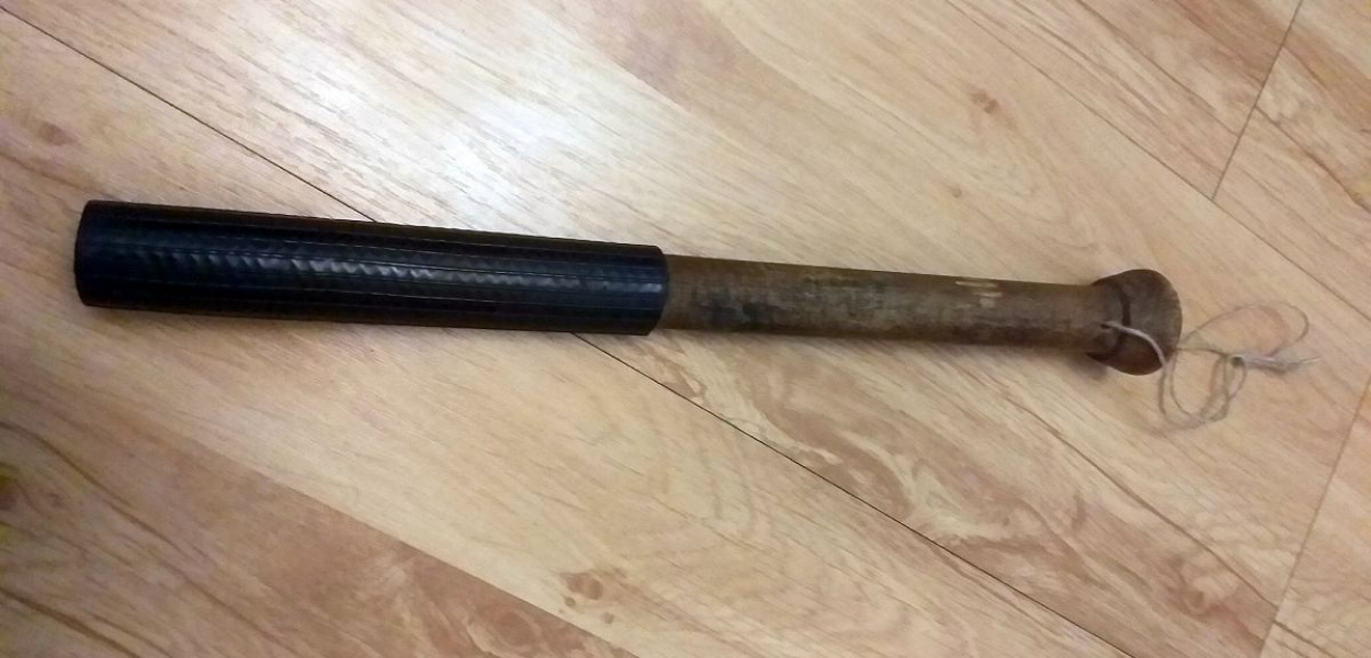 Milicyjne pałki wprowadzono dopiero w 1956 roku. Ten egzemplarz ma ponad pół wieku