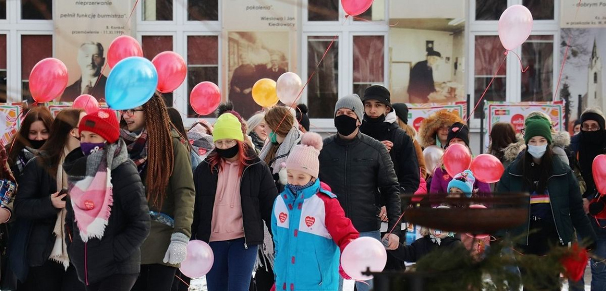 Zamiast tradycyjnego światełka do nieba wolontariusze wypuścili balony z helem FOTO IGA CZEPKOWSKA