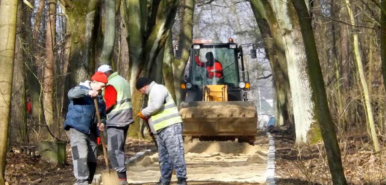 Foto: Krzysztof Cedro: Na odcinku około 300 metrów układany jest granitowy krawężnik, a pomiędzy nimi kilka warstw podbudowy