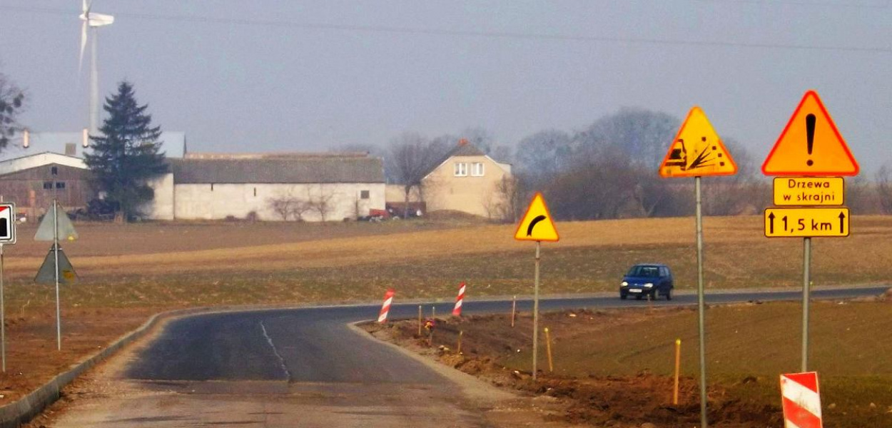 Foto: Krzysztof Cedro: Po drzewach przy drodze powiatowej Cielęta - Jastrzębie pozostały tylko znaki.