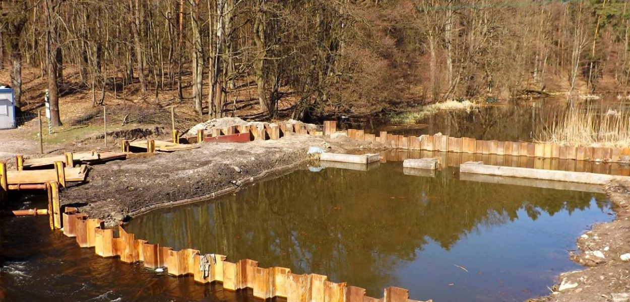 Foto; Krzysztof Cedro: Prace przy modernizacji tamy w Tamie Brodzkiej mają potrwać do połowy listopada