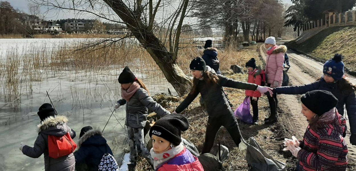 Foto: NADESŁANE: Śmieci zuchy i harcerze wyciągali wspólnymi siłami z jeziora Niskie Bodno