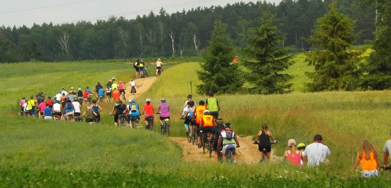 Foto: Krzysztof Cedro: Rajd rowerowy na blisko dwieście rowerów po Pojezierzu Brodnickim - 26 czerwiec 2021.