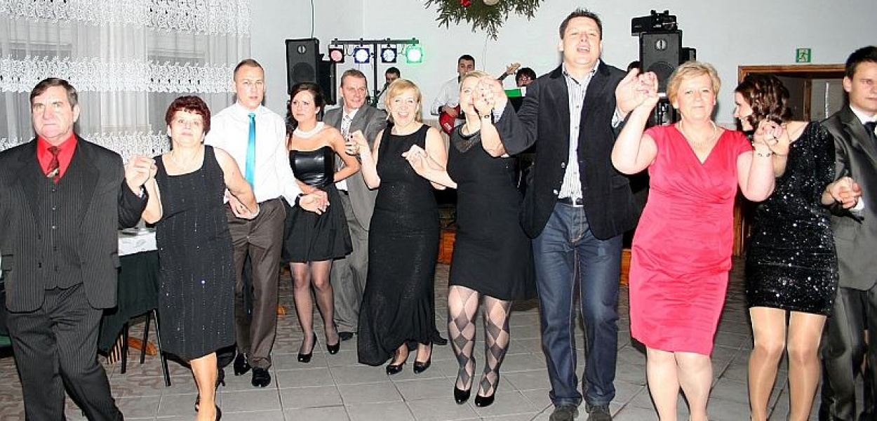 Wspólna zabawa gości na sołeckim sylwestrze w Karbowie