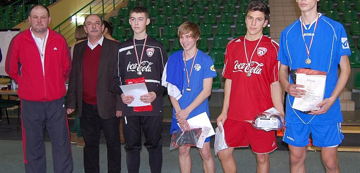 Wyrnieni zawodnicy turnieju z organizatorami