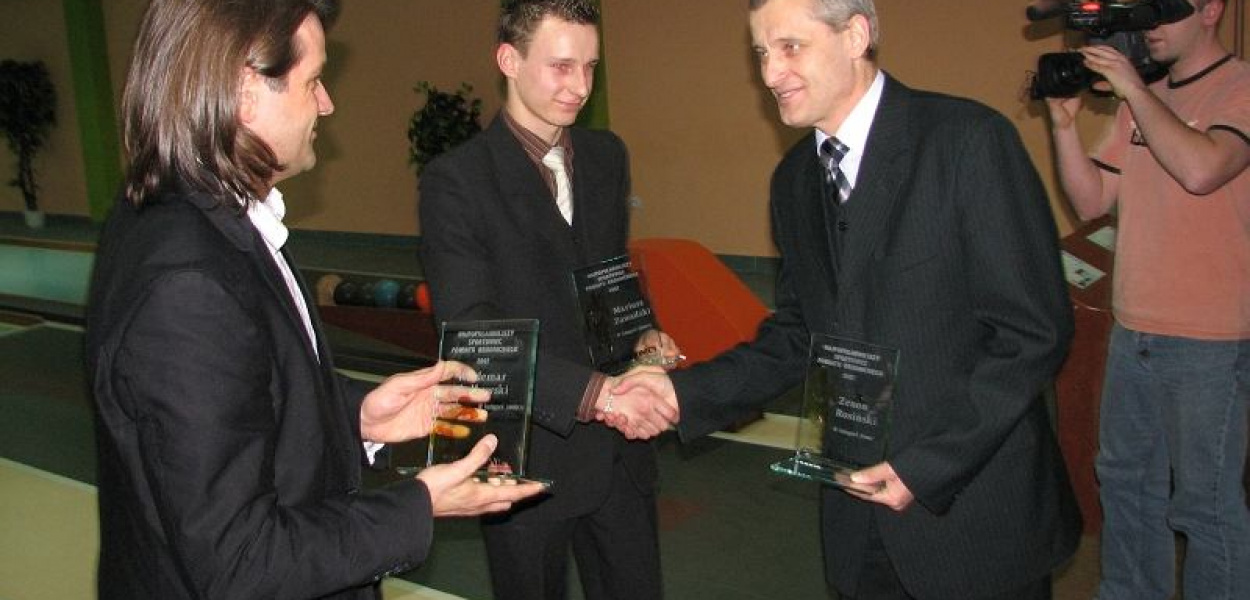  Rok temu w naszym plebiscycie triumfowali: trener brodnickich lekkoatletów Zenon Rosiński (z prawej), czołowy motocyklista kraju Waldemar Chełkowski (z lewej) i świeżo upieczony medalista kraju w biegu średnim na hali Mariusz Zawadzki 