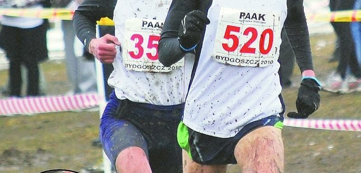 Do mety zbliża się Daniel Leśniewski. Od trzech kilometrów biegnie bez buta. Skarpeta już dziurawa, ale uchroniła stopę zawodnika od ran