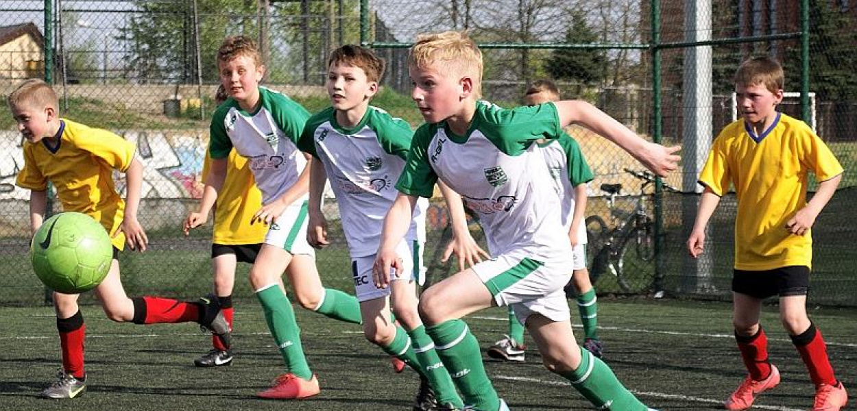 Foto: MJ: W ataku (biało-zielone koszulki) Gol Brodnica