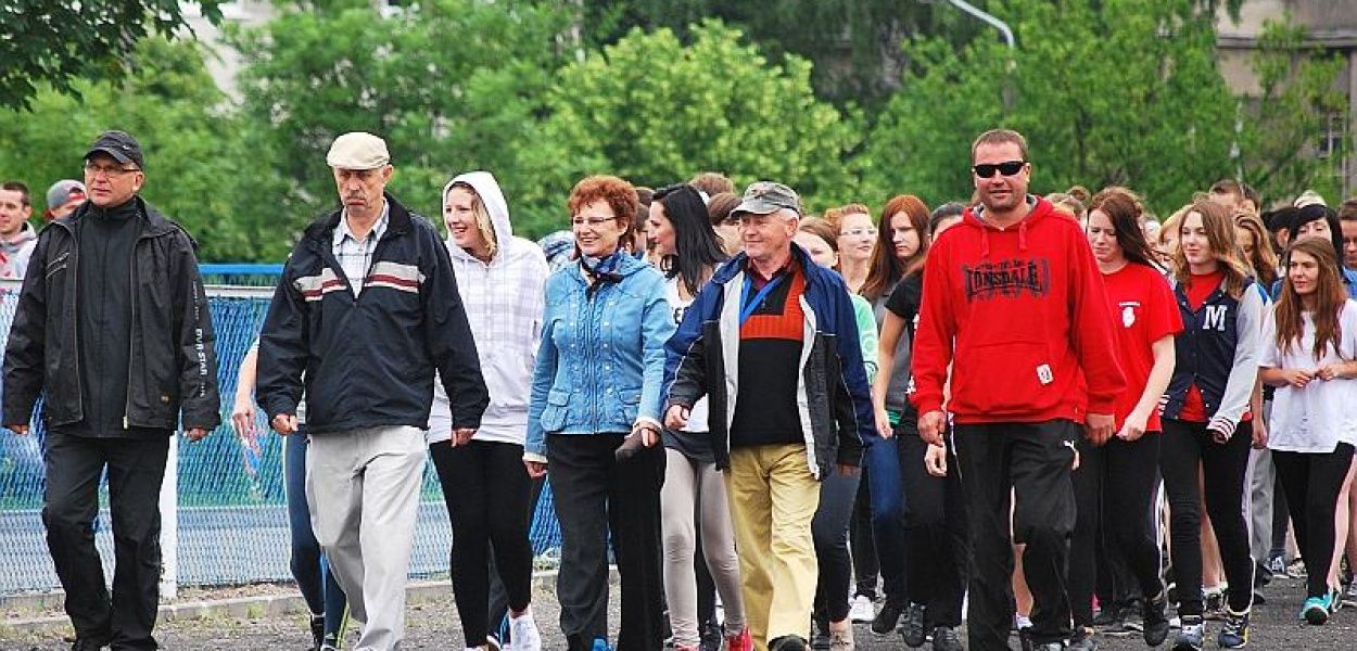 Foto: OFCE: Na stadion wchodzą uczniowie ZSZ - uczestnicy biegów. Prowadzą nauczyciele i Zbigniew Bukowski - honorowy starter