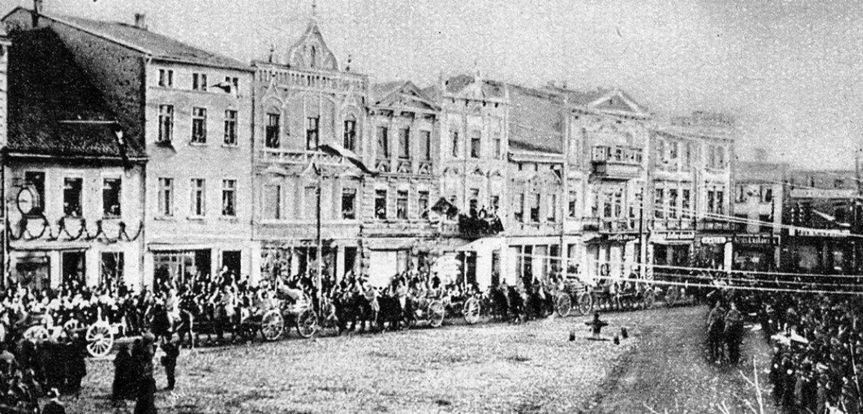 Foto: Fotopolska.eu: Wkroczenie wojsk polskich do Brodnicy w styczniu 1920 roku. Uwagę zwracają flagi, girlandy i dekoracje miasta
