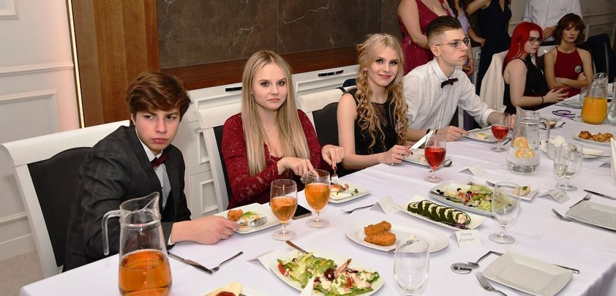 Brodnica. Wielki bal I LO przy biesiadnych stołach [ZDJĘCIA]