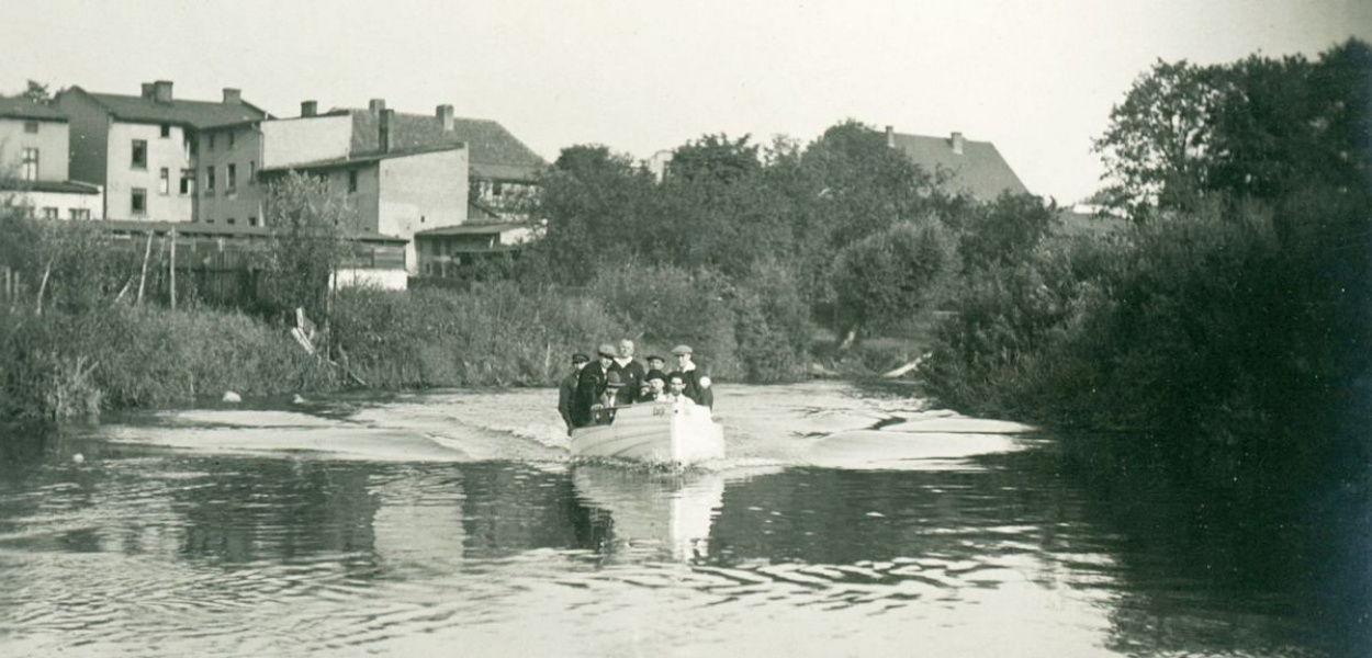 Brodnica. Dawniej na Drwęcy organizowano przejażdżki łodzią motorową