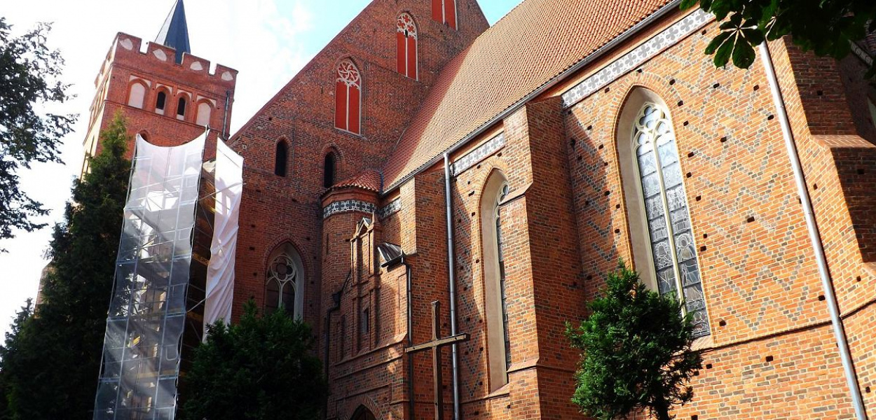 Brodnica. Średniowieczna fara z roku na rok nabiera świetności