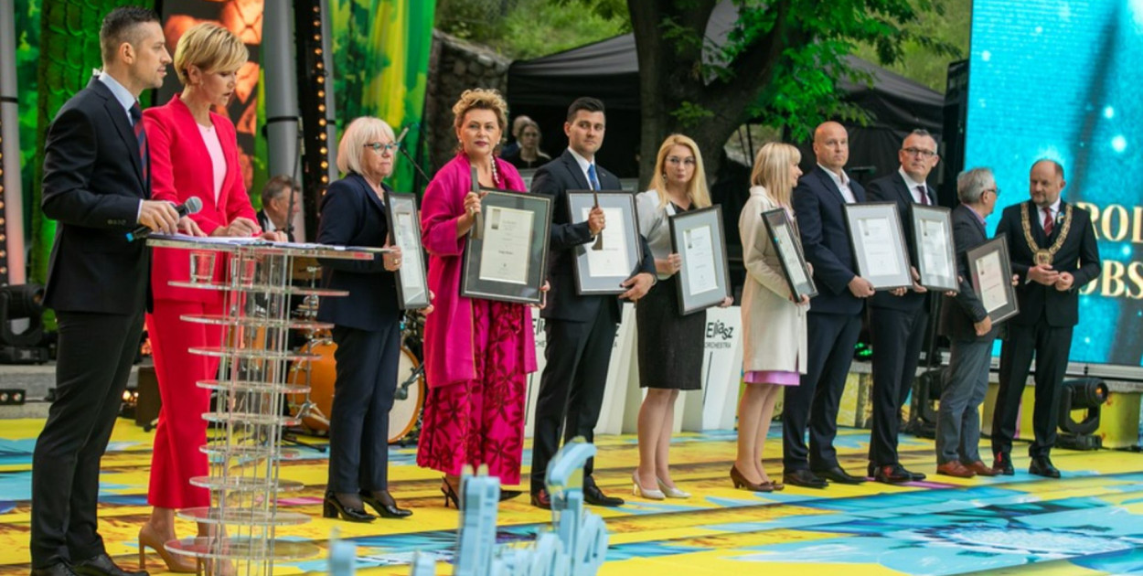 Fot. Andrzej Goiński dla UMWKP: Gala Nagród Marszałka za lata 2022 i 2021 - w środku wójt gminy Brzozie