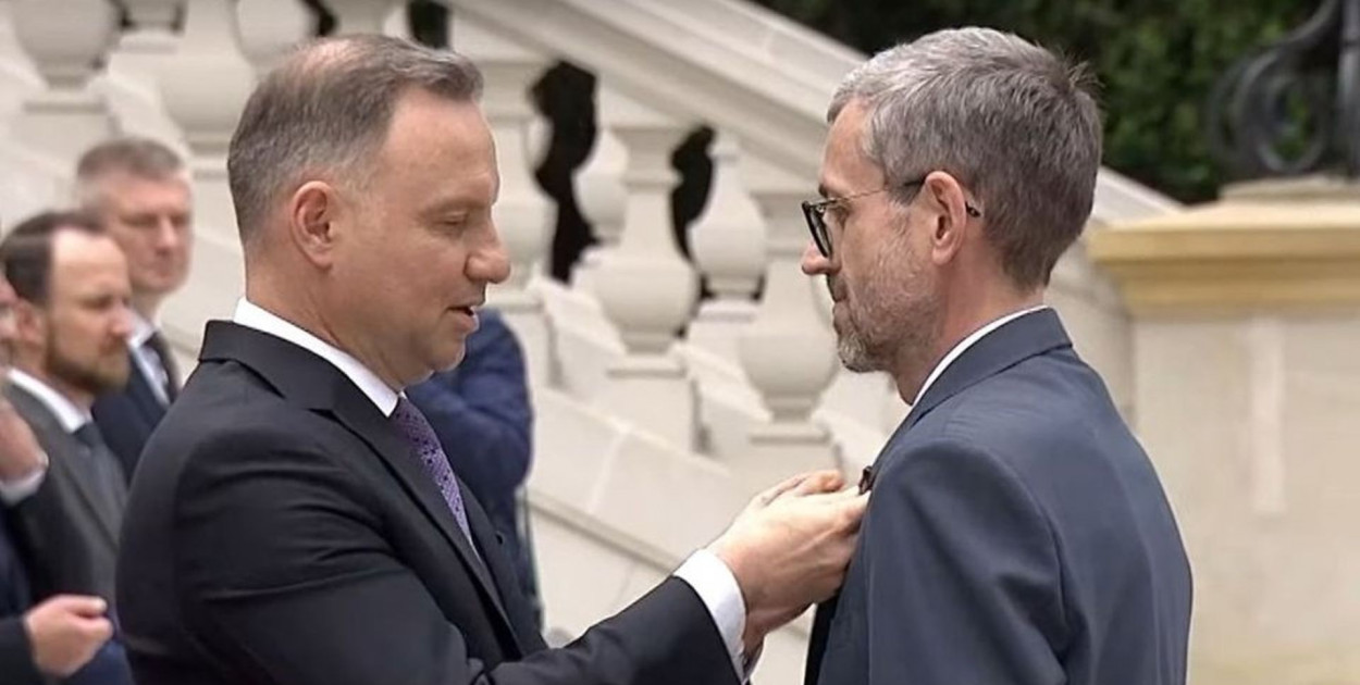 Burmistrz Miasta i Gminy Jabłonowo Przemysław Górski został odznaczony na placu przed Pałacem Prezydenckim w Warszawie Srebrnym Krzyżem Zasługi. Odznaczenie wręczył osobiście Prezydent RP Andrzej Duda. ? Po raz pierwszy w historii burmistrz naszego miasta otrzymał tak wysokie odznaczenie państwowe ? zauważył przewodniczący Rady Miejskiej Zbigniew Mikulicz   Prezydent RP wraz z żoną 25 maja wzięli udział w uroczystości z okazji Dnia Samorządu Terytorialnego, który przypada w sobotę. Obecni byli t