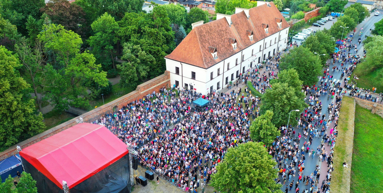 Fot. UM Brodnica: Publiczność na niedzielnym koncercie Kasi Kowalskiej i zespołu IRA.