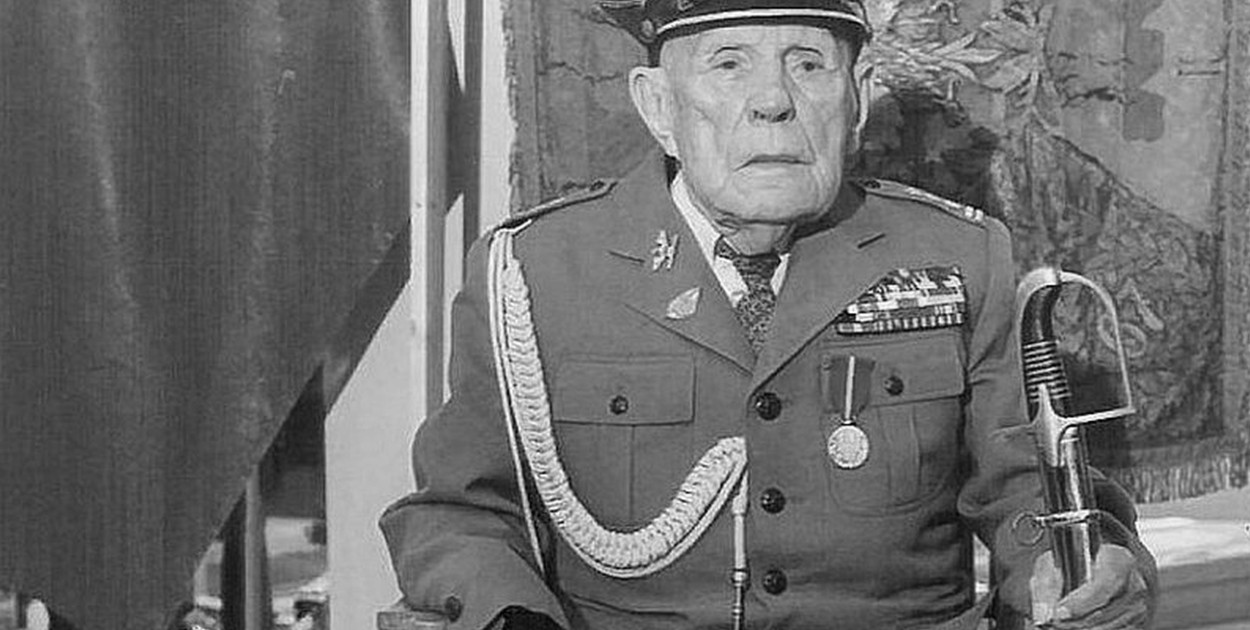 Kazimierz Klimczak na tle sztandaru 67 pułku piechoty z Brodnicy (foto udostępnione przez majora Mirosława Siudaka z 4 Brodnickiego Pułku Chemicznego im. I. Mościckiego).