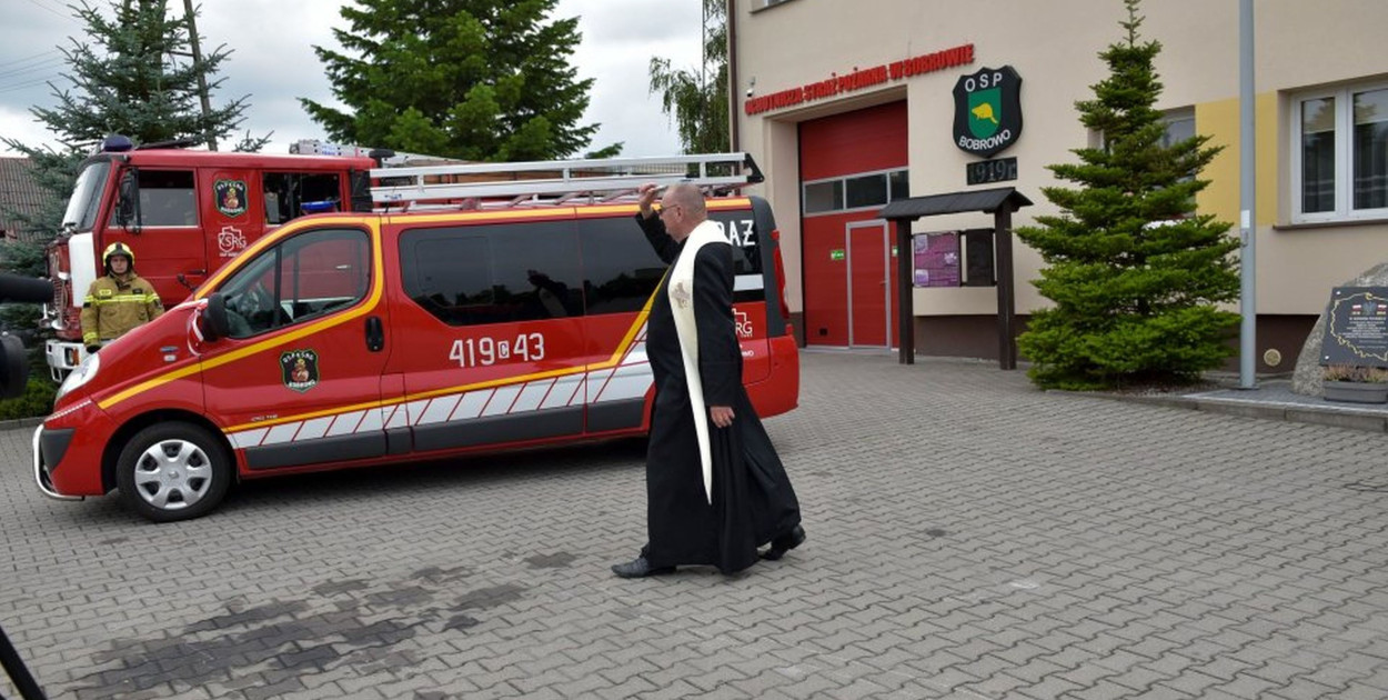 Strażacy z Bobrowa wzbogacili się o nowy samochód