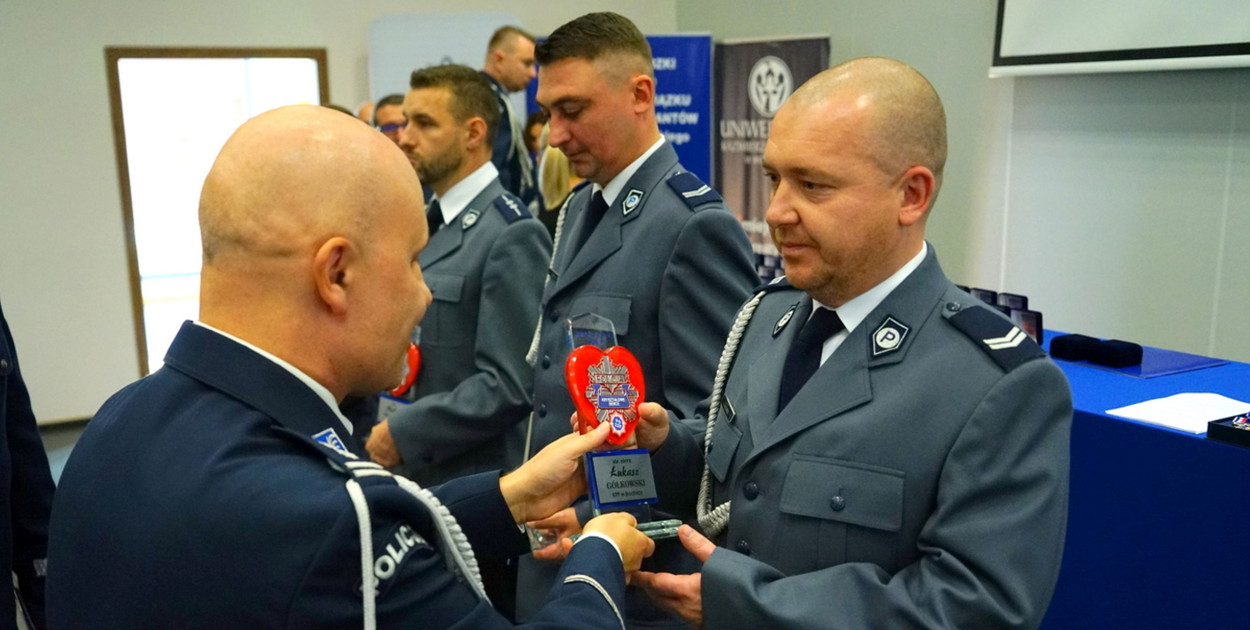 Fot. KWP Bydgoszcz: Odznaczenie otrzymuje Łukasz Gółkowski