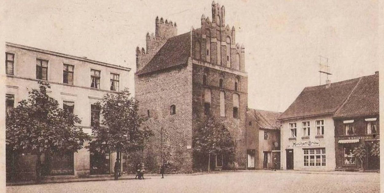 Mały Rynek ca 1910 rok, po prawej Höcherl Bräu, lokal w którym serwowano o takiej nazwie piwo z Chelmna 