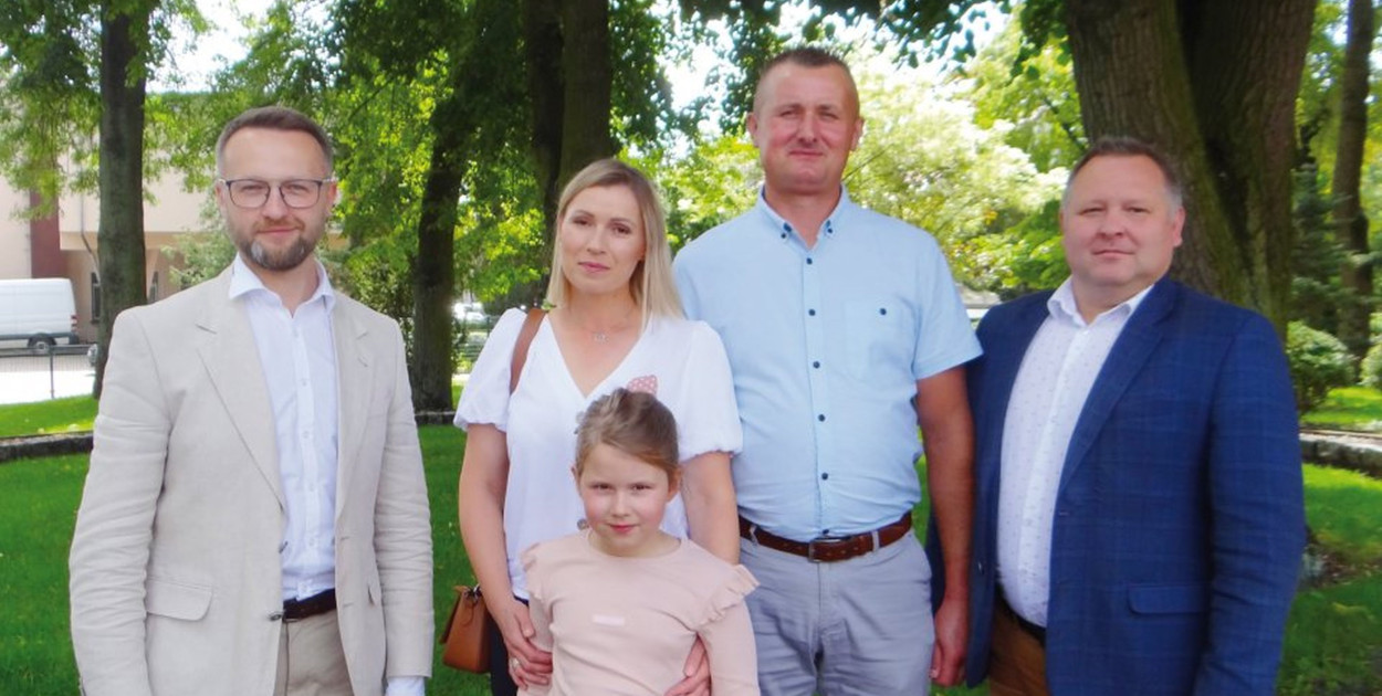 Starostowie dożynek powiatowych Dominika i Maciej Mączyńscy z córką Agatą (w centrum na zdjęciu) w towarzystwie przedstawicieli Zarządu Powiatu w Brodnicy - starosty Pawła Szramki (z lewej) i wicestarosty Arkadiusza Orłowskiego (z prawej) / fot. J.Godlewska   