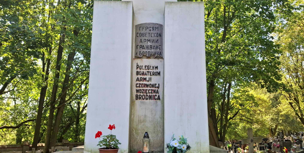 Pomnik z czerwoną gwiazdą na cmentarzu w Brodnicy. Czy zostanie usunięty?