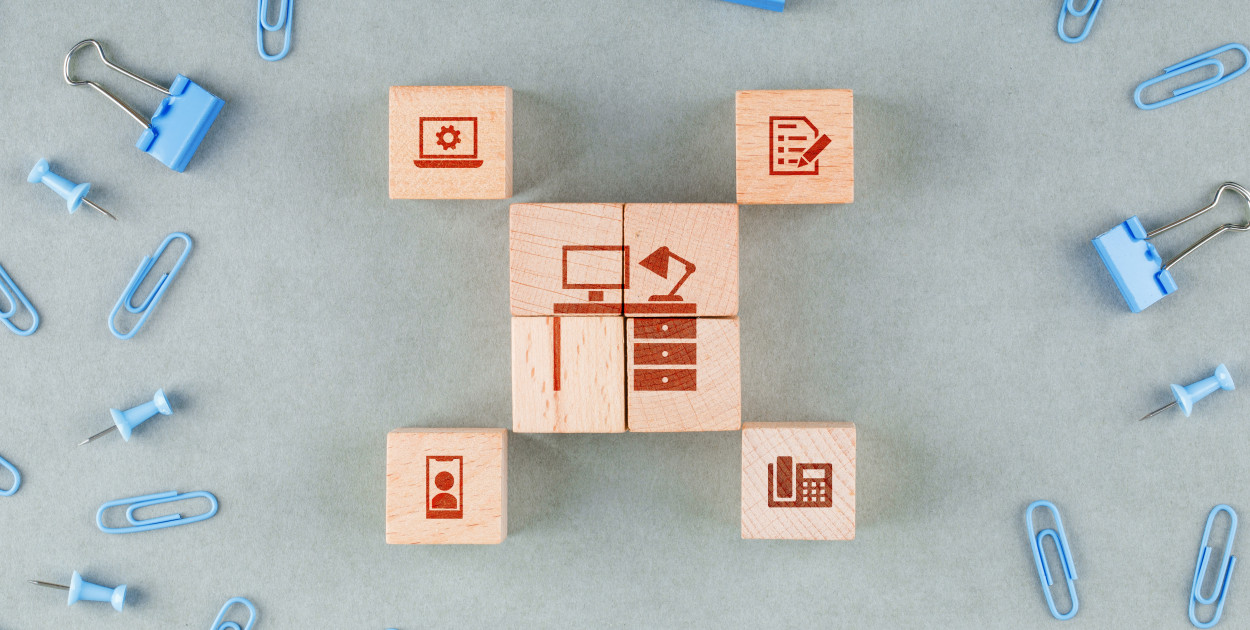 Porównanie płatnych i darmowych baz firm produkcyjnych – co wybrać?