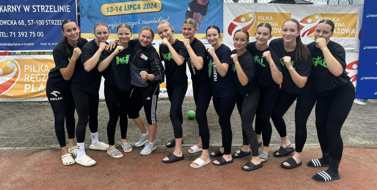 Fot. MKS Brodnica. Mistrzynie Polski juniorek młodszych w plażowej piłce ręcznej