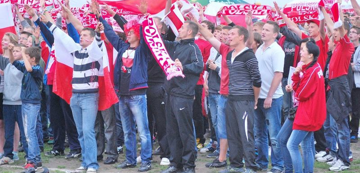 Mecz Polska - Rosja na Stadionie Miejskim w Brodnicy oglądały setki fanów