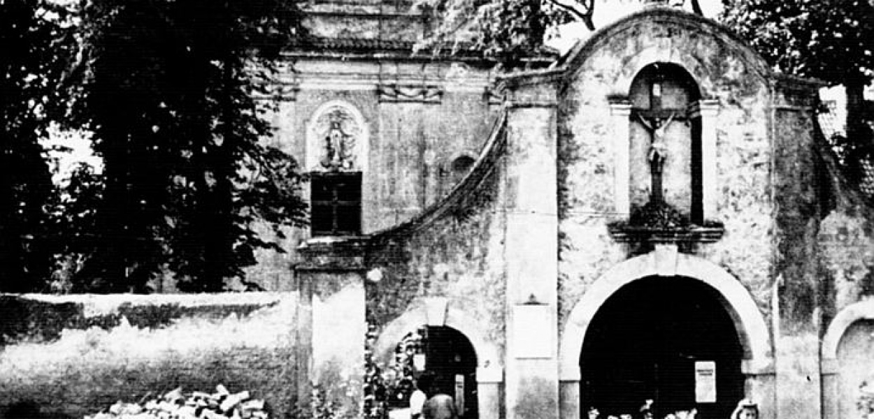 Brama na dziedziniec kościoła i klasztoru rozebrana w 1957 roku; zdjęcie z 1948 roku