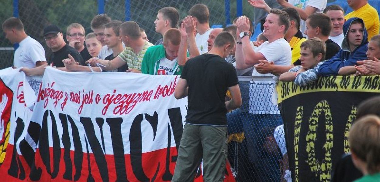 Foto: OFCE: Radość po strzeleniu bramki przez Mateusza Prylewskiego (nr 8)