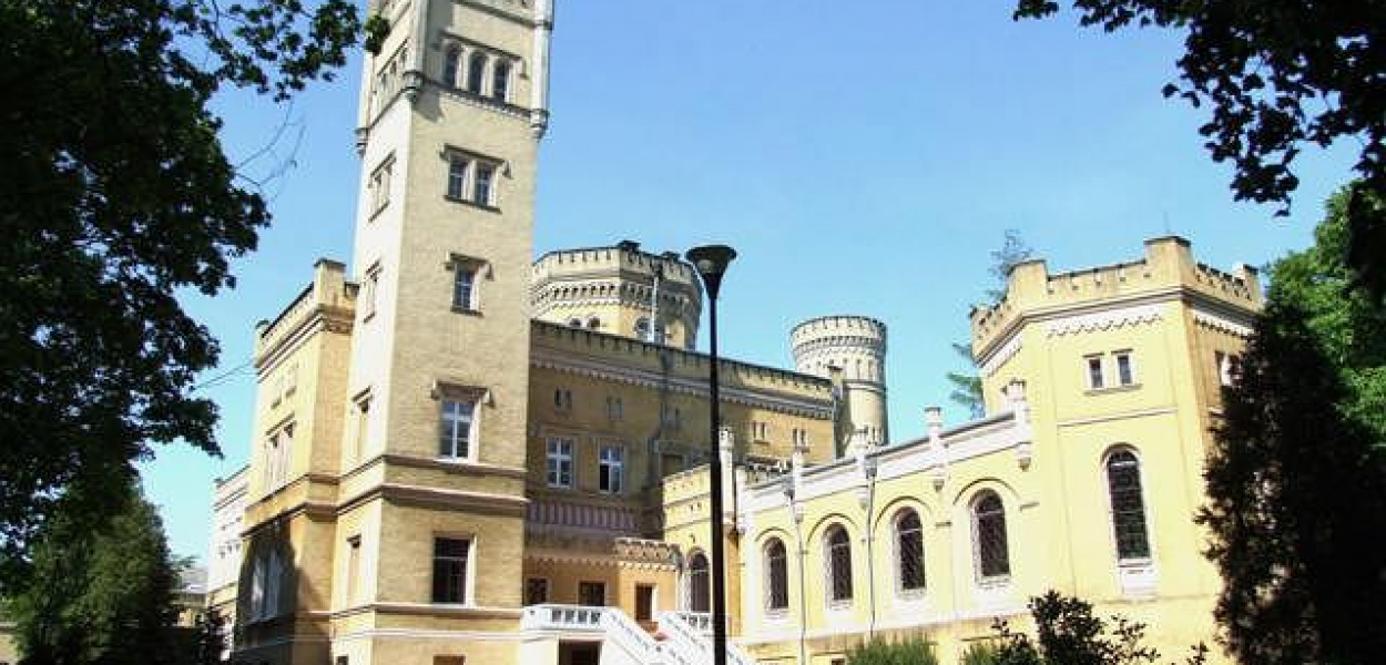 Fot. Archiwum: Zespół pałacowo-parkowy, który usytuowano na wzniesieniu, na lewym brzegu Lutryny, na zachód od centrum miasta, jest jedną z najokazalszych rezydencji XIX wieku na Pomorzu. Pałac powstał w roku 1853 na zamówienie Stanisława Narzymskiego. Budowniczy Karol Lorentz i twórca projektu Fryderyk Stüler (1800-1865) przy wznoszeniu obiektu korzystali ze stylu neogotyckich zamków angielskich. Pałac wzniesiono na planie nieregularnej podkowy. Od północy z dworem złączony jest zespół trzech p