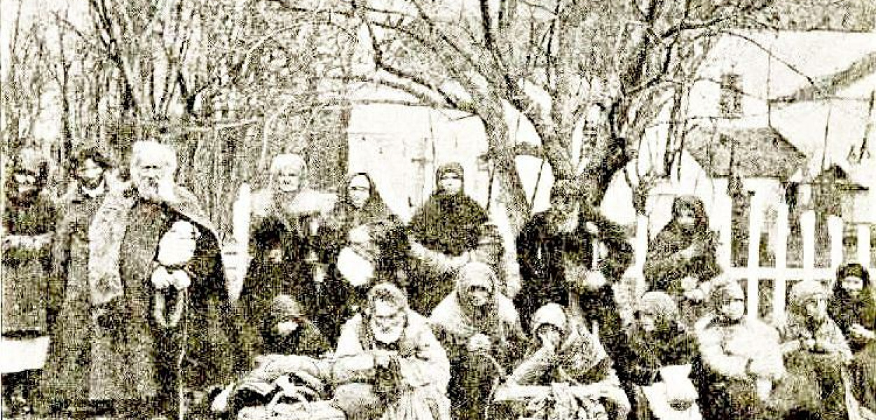 Foto: ARCHIWUM: Zbiorowe zdjęcie żebraków z XIX wieku. Stare porzekadło mówiło, że dopiero zimą widać, kto jest biedny, a kto bogaty. Gdy w domach kończyły się zapasy, żebracy wychodzili pod kościoły lub na rozstaje dróg, by tam za modlitwę wyczekiwać wsparcia