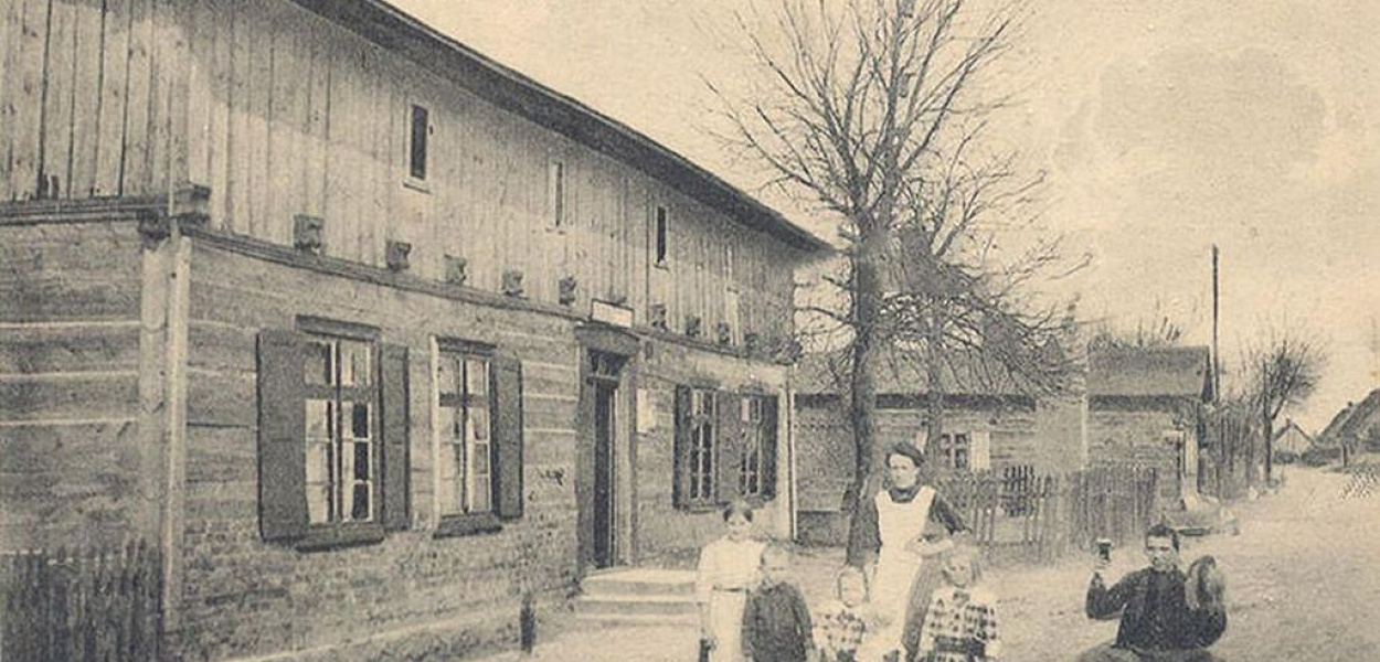 Foto. Archiwum: Wieś Grążawy i jej kilku mieszkańców przed jednym z domostw w 1915 roku, a więc sto lat temu