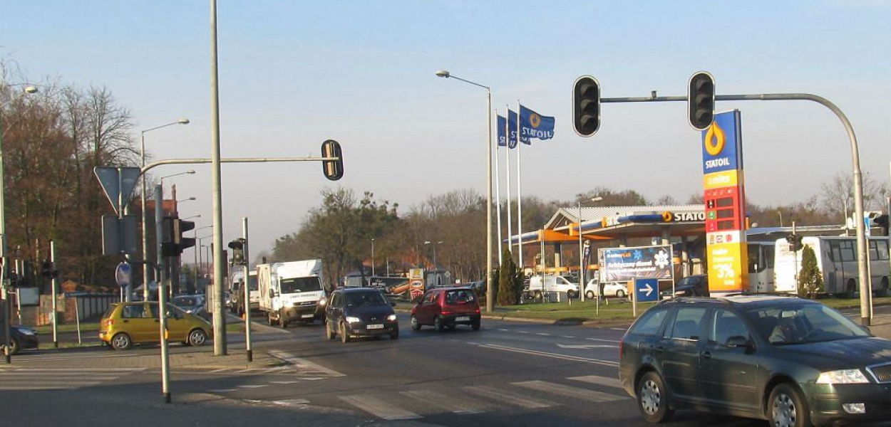 Foto (OFCE): Widok na skrzyżowanie w kierunku ulicy Sądowej. Z ulicy Sienkiewicza trudno wyjechać - przynajmniej w godzinach szczytu