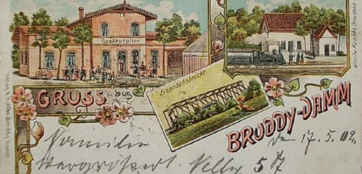 Fot. Fotopolska.eu.: Tama Brodzka na widokówce (114 lat temu) kojarzyła się podróżnym z dworcem kolejowym, restauracją, w której podróżni mogli zjeść posiłek w oczekiwaniu na transport oraz z hotelem na piętrze. W latach trzydziestych XX wieku przez Tamę Brodzką przebiegała linia kolejowa Warszawa - Gdańsk.